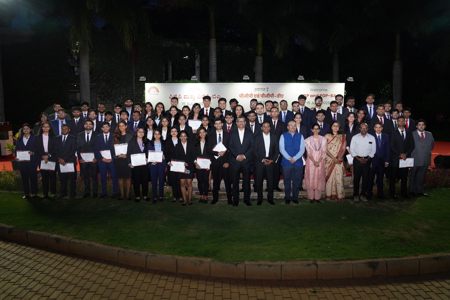The winners of the Director’s Merit List, Director’s Honours List, Mirae Asset Foundation Scholar Award and other scholarships, along with senior faculty members.