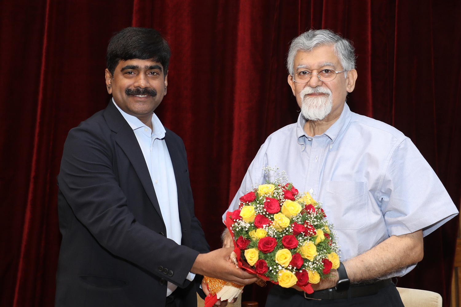 Prof. U Dinesh Kumar, Dean, Faculty, IIMB, welcomes Dr. Arvind Virmani, Member, NITI Aayog, to the conference.