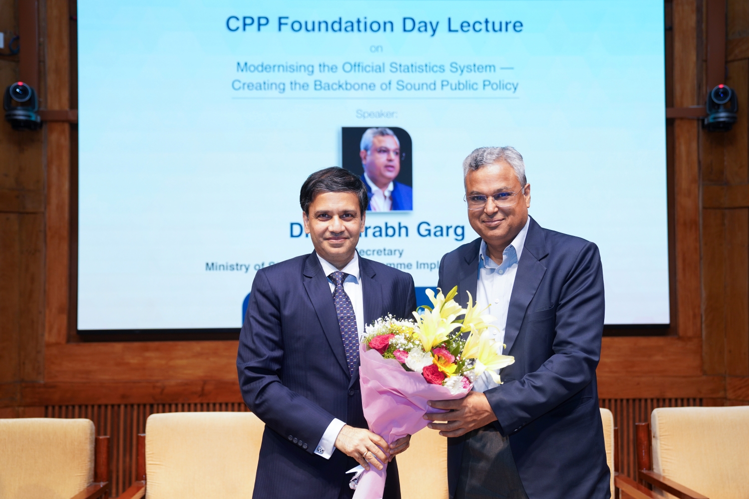 (L-R):  Prof. Sourav Mukherji, Dean, Faculty, IIMB, welcomes Dr. Saurabh Garg, Secretary, Ministry of Statistics and Programme Implementation, MoSPI, Government of India, at the Centre for Public Policy’s Foundation Day Lecture, held on 09 July 2026 to mark the centre’s 26th Foundation Day.