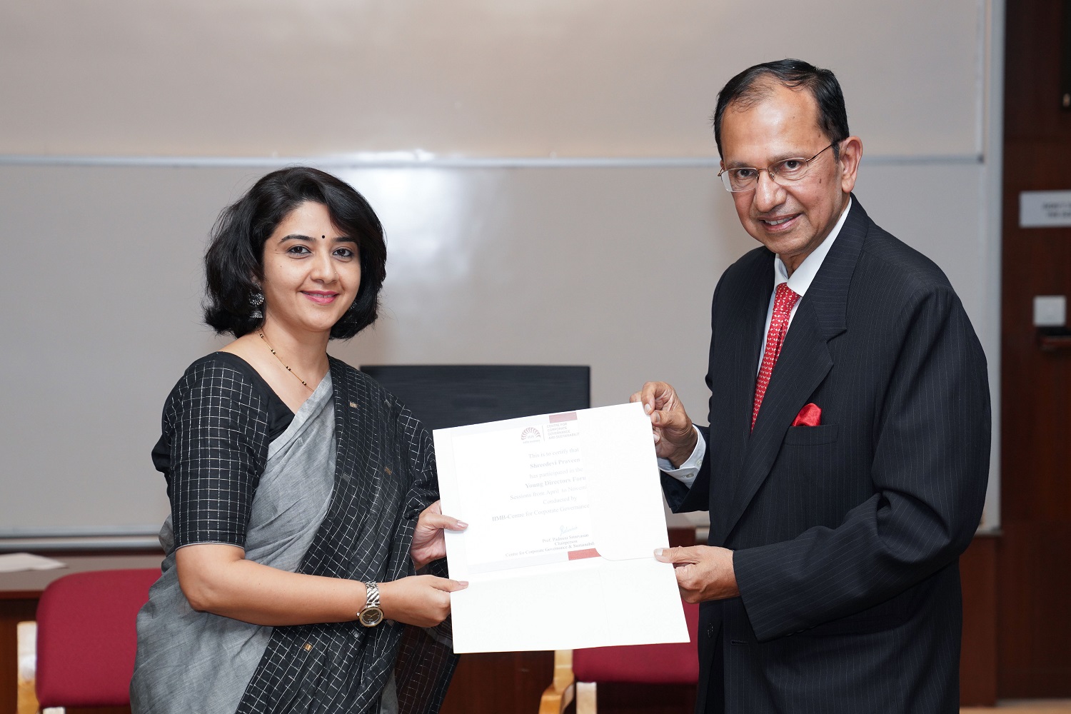A participant of the Young Directors’ Learning Programme received their certificate from Mr. Suresh Narayanan, Chairman & Managing Director, Nestlé India.