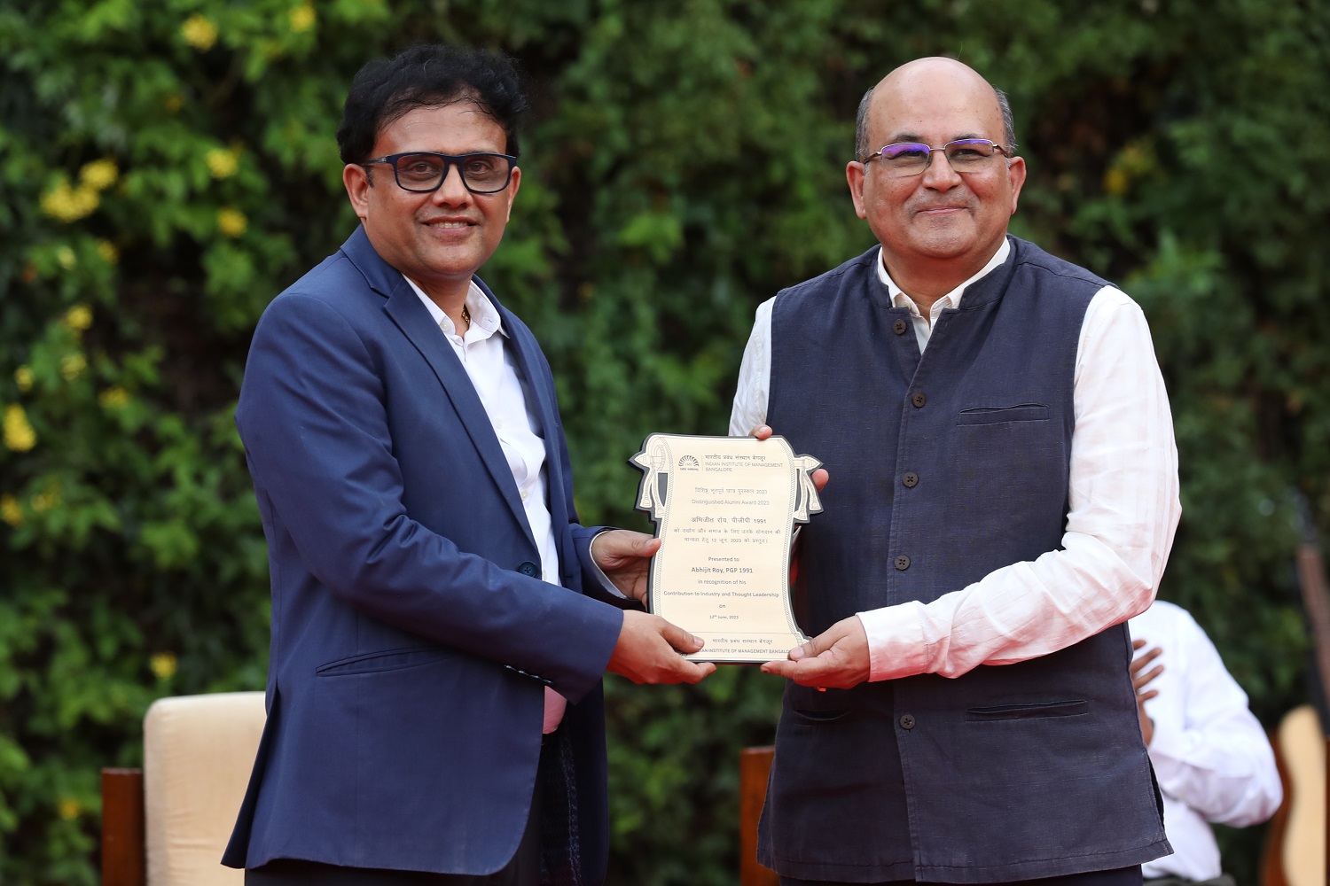 Prof. Rishikesha T Krishnan, Director, IIMB, presents the Distinguished Alumnus Award 2023 to Abhijit Roy, PGP 1991, and MD & CEO of Berger Paints India Limited.