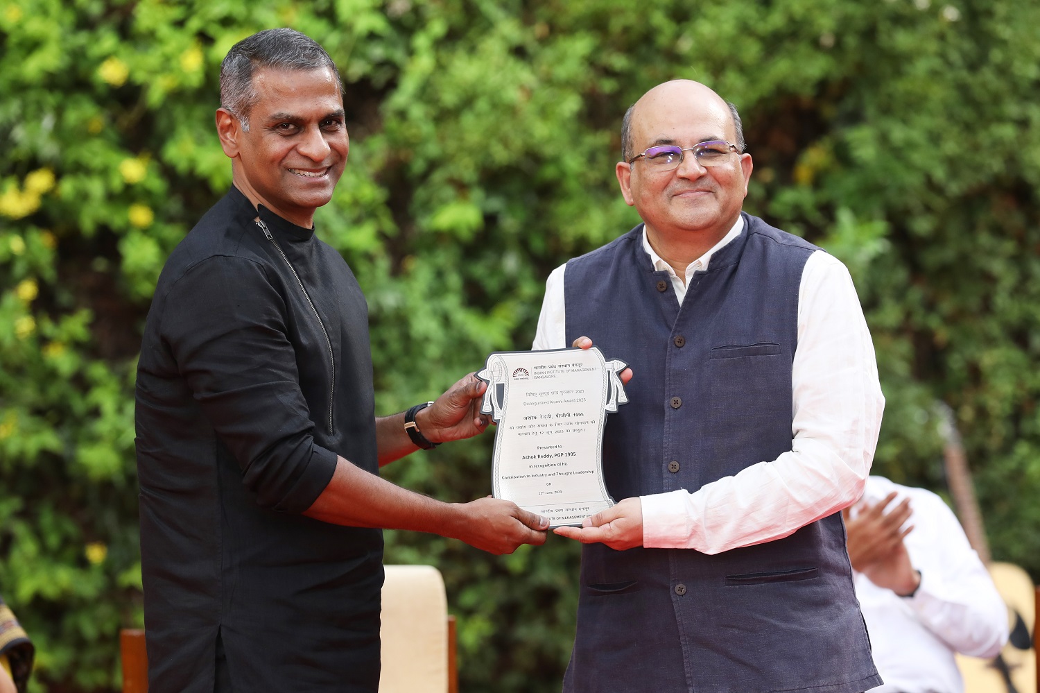 Prof. Rishikesha T Krishnan, Director, IIMB, presents the Distinguished Alumnus Award 2023 to Ashok Reddy, PGP 1995, and Promoter, MD and CEO of TeamLease Services Limited.