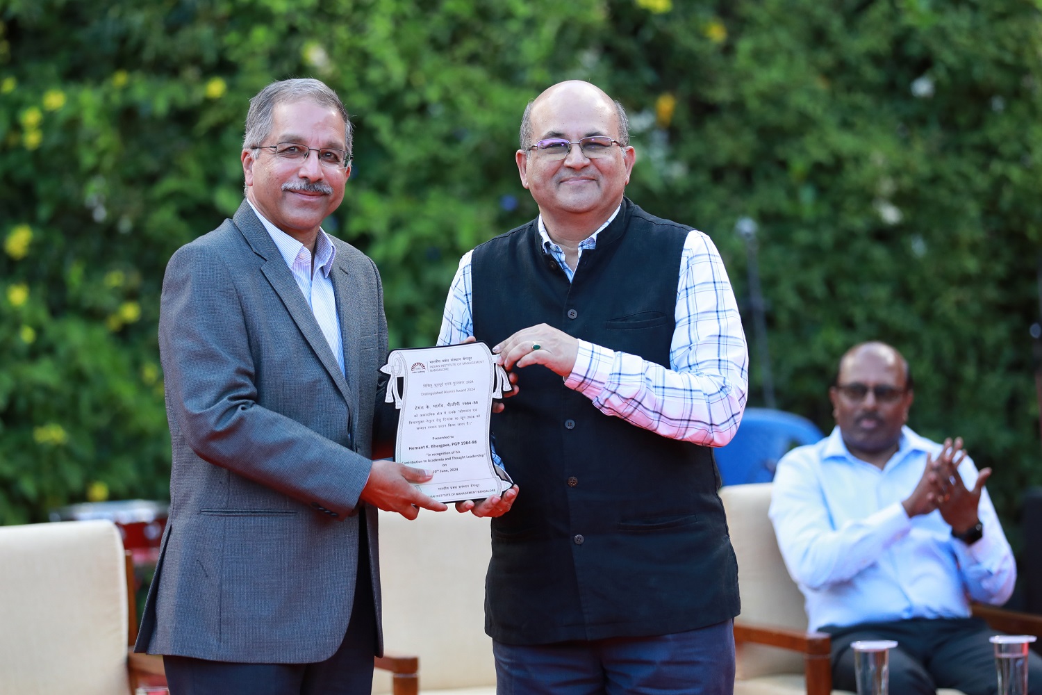 Mr. Naik, batchmate of DAA awardee Hemant Bhargava, PGP 1986, receives the award on his behalf from IIMB Director Prof. RT Krishnan. 