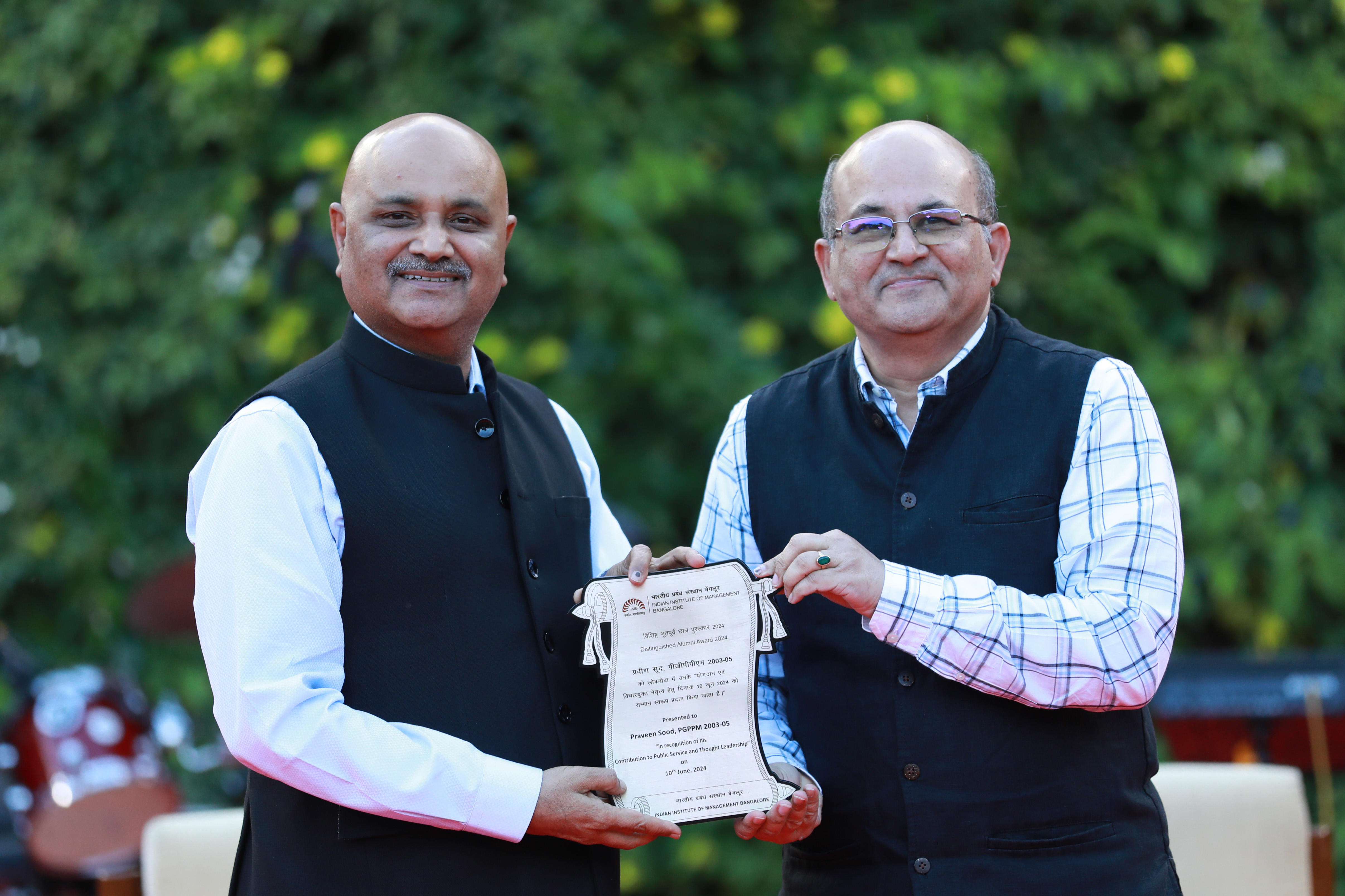 Distinguished Alumnus Award 2024 winner Praveen Sood, PGPPM 2005, receives the honour from Prof. Rishikesha T Krishnan, Director, IIMB. 