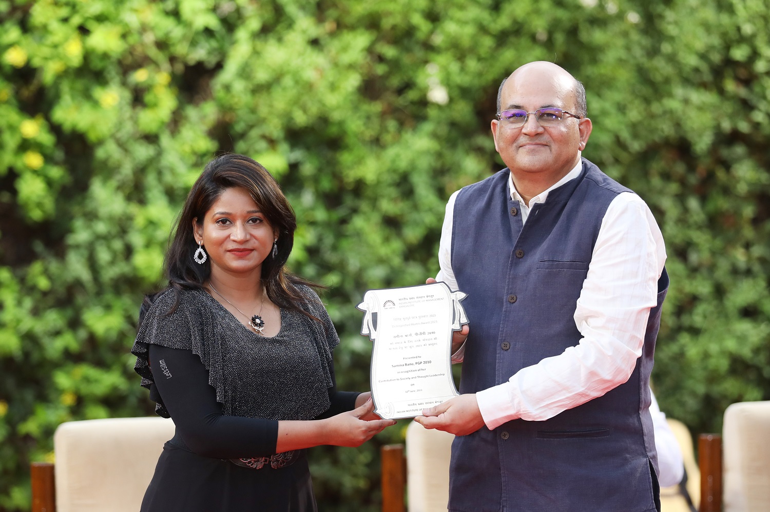 Prof. Rishikesha T Krishnan, Director, IIMB, presents the Distinguished Alumna Award 2023 to Samina Bano, PGP 2010, and Founder and CEO of RightWalk Foundation.