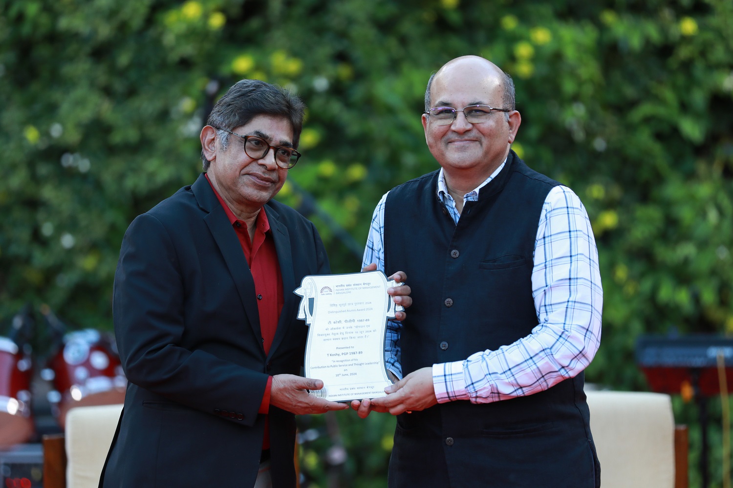 Prof. Rishikesha T Krishnan, Director, IIMB, presents the Distinguished Alumnus Award 2024 to T Koshy, PGP 1989. 