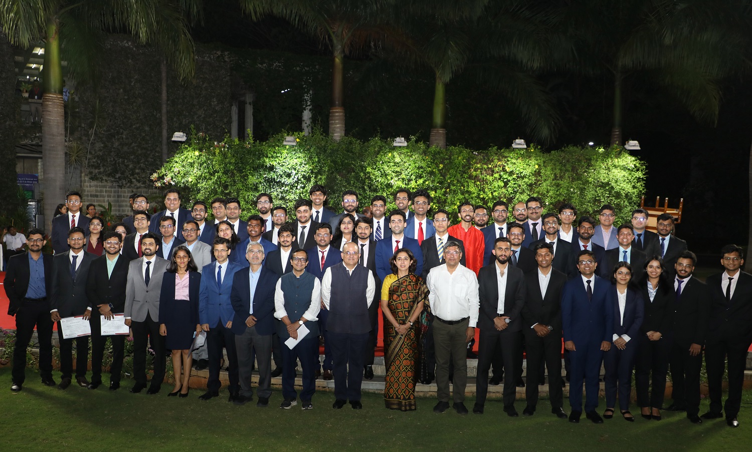 A group picture of the DML (Director’s Merit List) and DHL (Director’s Honorary List) award winners along with the Chief Guest, Ms Rashmi Mohanty, Prof. Rishikesha T Krishnan, Director, IIM Bangalore, Prof. Rahul Dé, Dean, Programmes, Prof. Sourav Mukherji, Dean, Alumni Relations & Development, Prof. Ashis Mishra, Chairperson, Admissions & Financial Aid, and Prof. R Srinivasan, Chairperson, PGP and PGPBA.