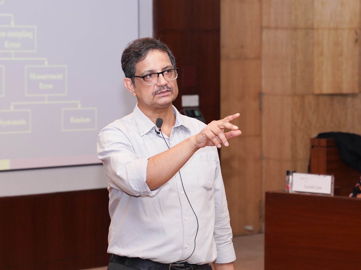 Programme Director Prof. Sushanta Kumar Mishra, Chairperson of Research & Publications, Centre for Teaching & Learning and C-DOCTA, Editor-in-Chief of IIMB Management Review and faculty of Organizational Behavior & Human Resources Management, provides an overview of the workshop.
