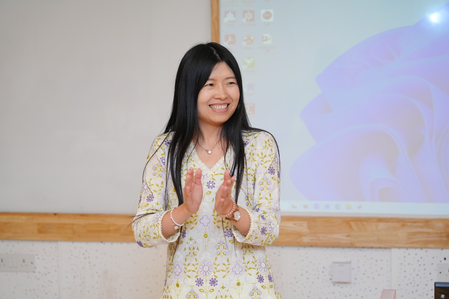 Professor Mengyi Xu, faculty in the Human Resource Management and Director of the Full-time MBA at Birmingham Business School, University of Birmingham, addresses the cohort during the valedictory session.