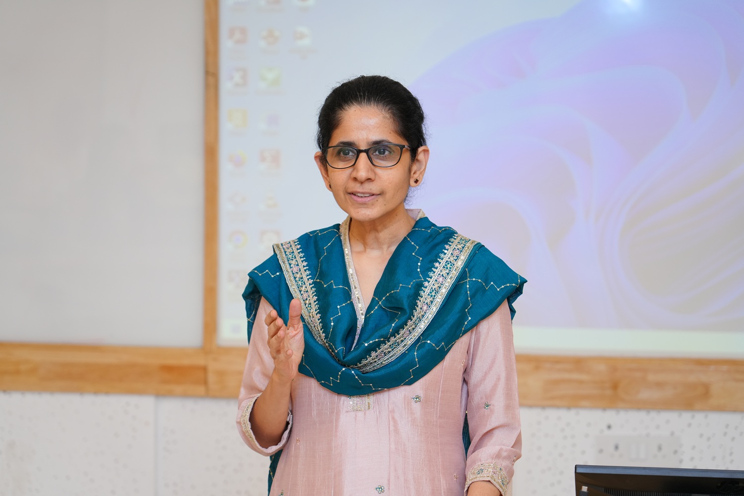 Prof. Mukta Kulkarni, Dean, Programmes, IIMB, delivers the valedictory address at the conclusion of the programme.