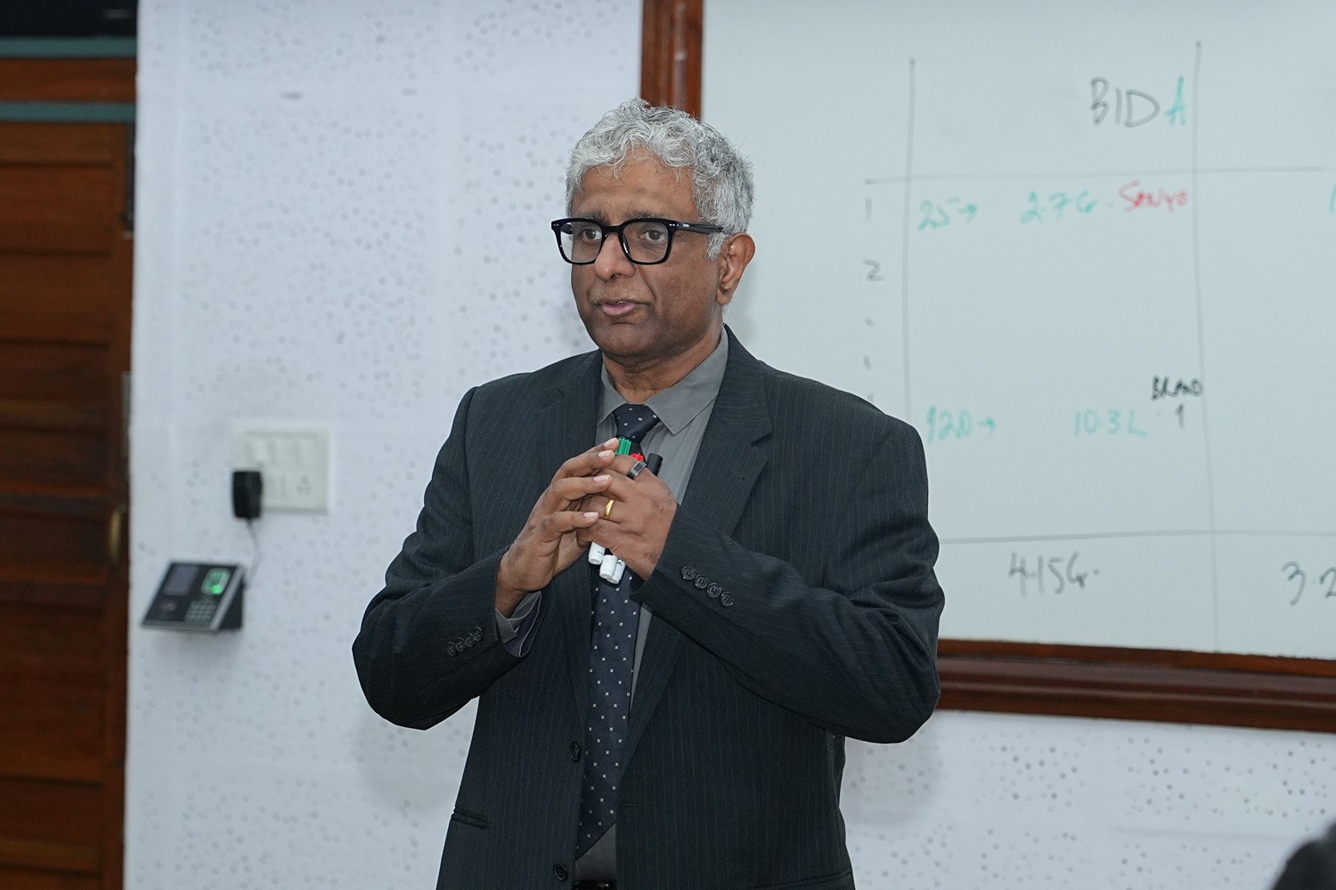 Prof. Shankar Venkatagiri, Chairperson, Information Systems, delivered a session on negotiation.