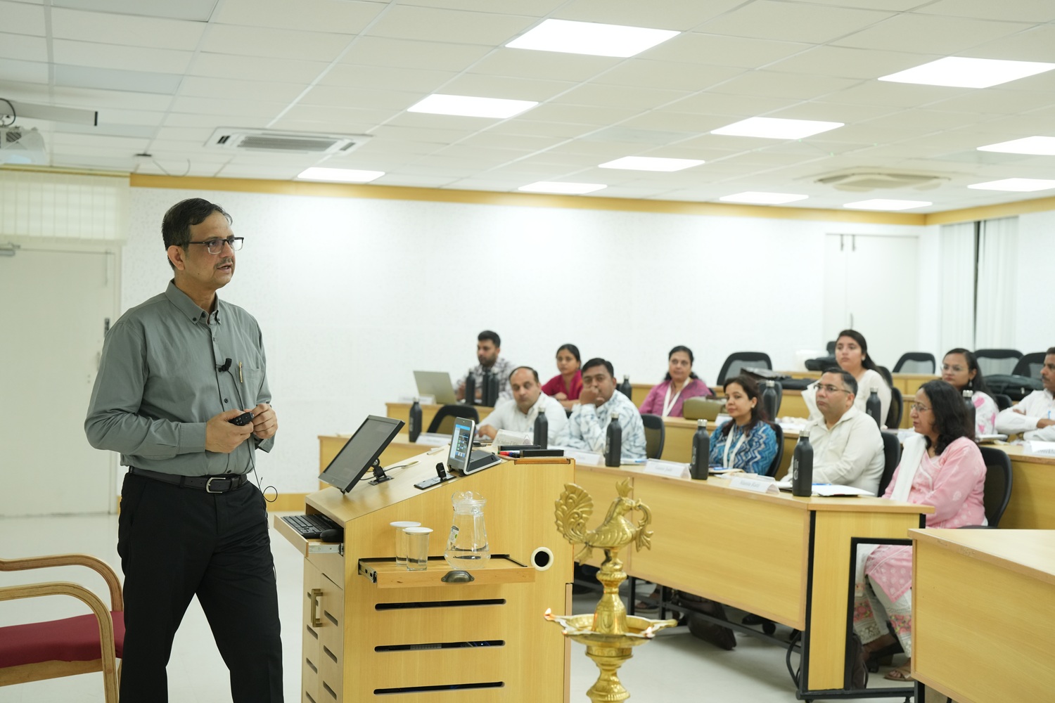 Prof. Sushanta Mishra delivers the inaugural session on leadership and teamwork.