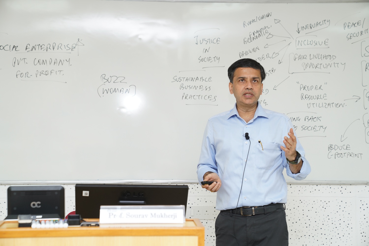 Prof. Sourav Mukherji, Dean, Faculty, and faculty of the OBHRM area, delivers a session on the ‘Role of institutional leaders in creating a sustainable society.’