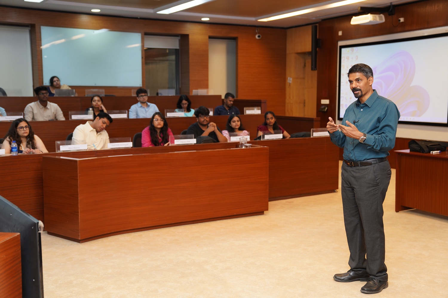 Prof. Jitamitra Desai, Decision Sciences area, presents a keynote on ‘Operations Research in the Decision Sciences’. 
