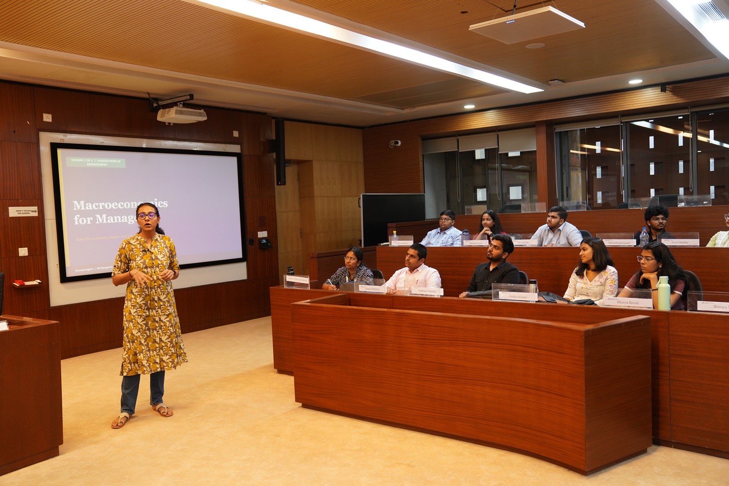 Shweta Sogani, PhD scholar in the Economics area, delivers a session on ‘Macroeconomics for Managers’.