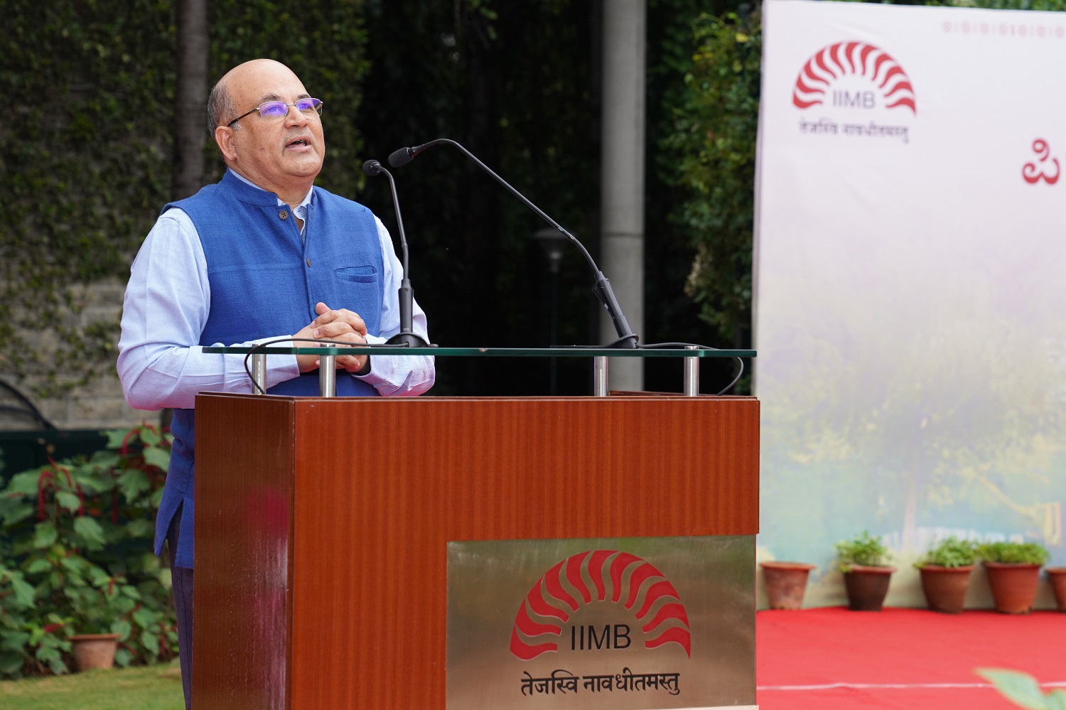 Prof. Rishikesha T Krishnan, Director, IIM Bangalore, in his welcome address, directs the incoming students to adhere to the examples of IIMB alumni.