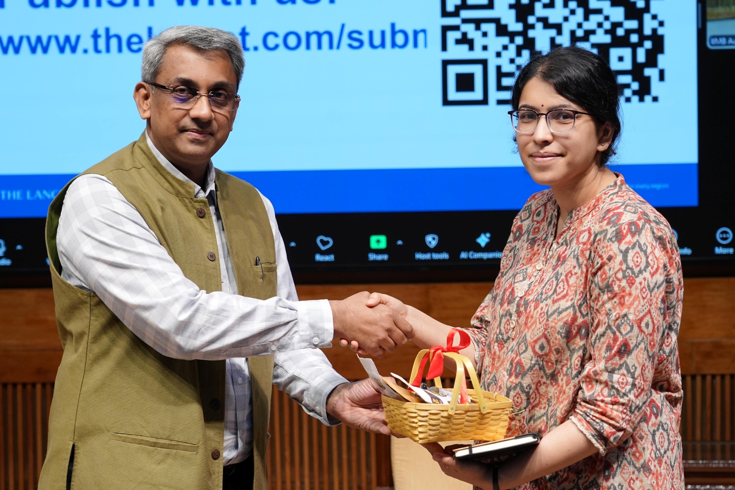 (L–R): Prof. Allen Ugargol, Public Policy Area, IIM Bangalore, presents a token of appreciation to Dr. Apoorva Dharmendra, Senior Editor, The Lancet Regional Health – Southeast Asia, following her session on the role of high-quality, locally relevant research in shaping oral health policy and practice across the region.