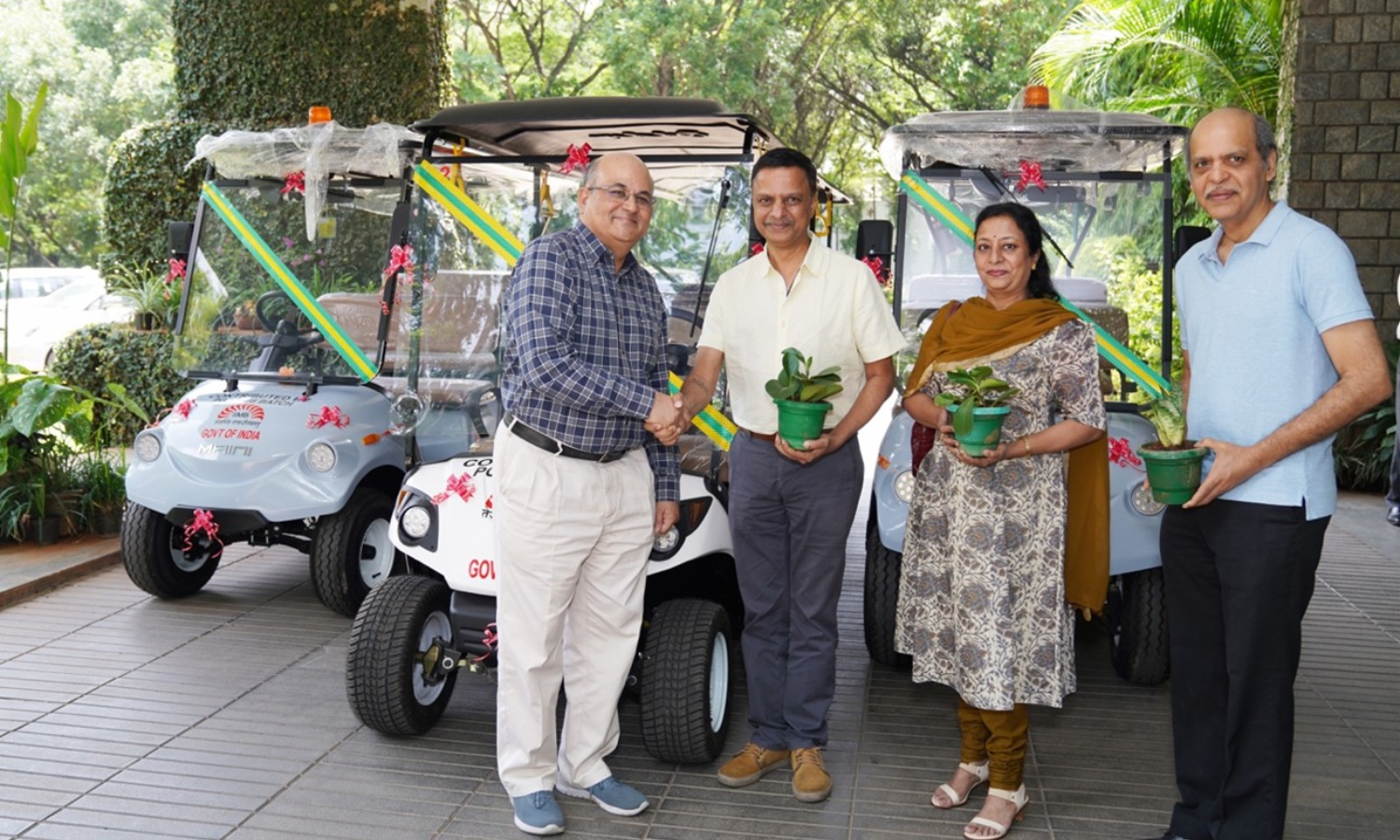Prof. Rishikesha T. Krishnan, Director, IIMB, along with representatives of the PGP batch of 1998, Kapil Raizada, Sushma Kadali, and Vikas Goyal, inaugurated the electric golf carts donated by the batch.