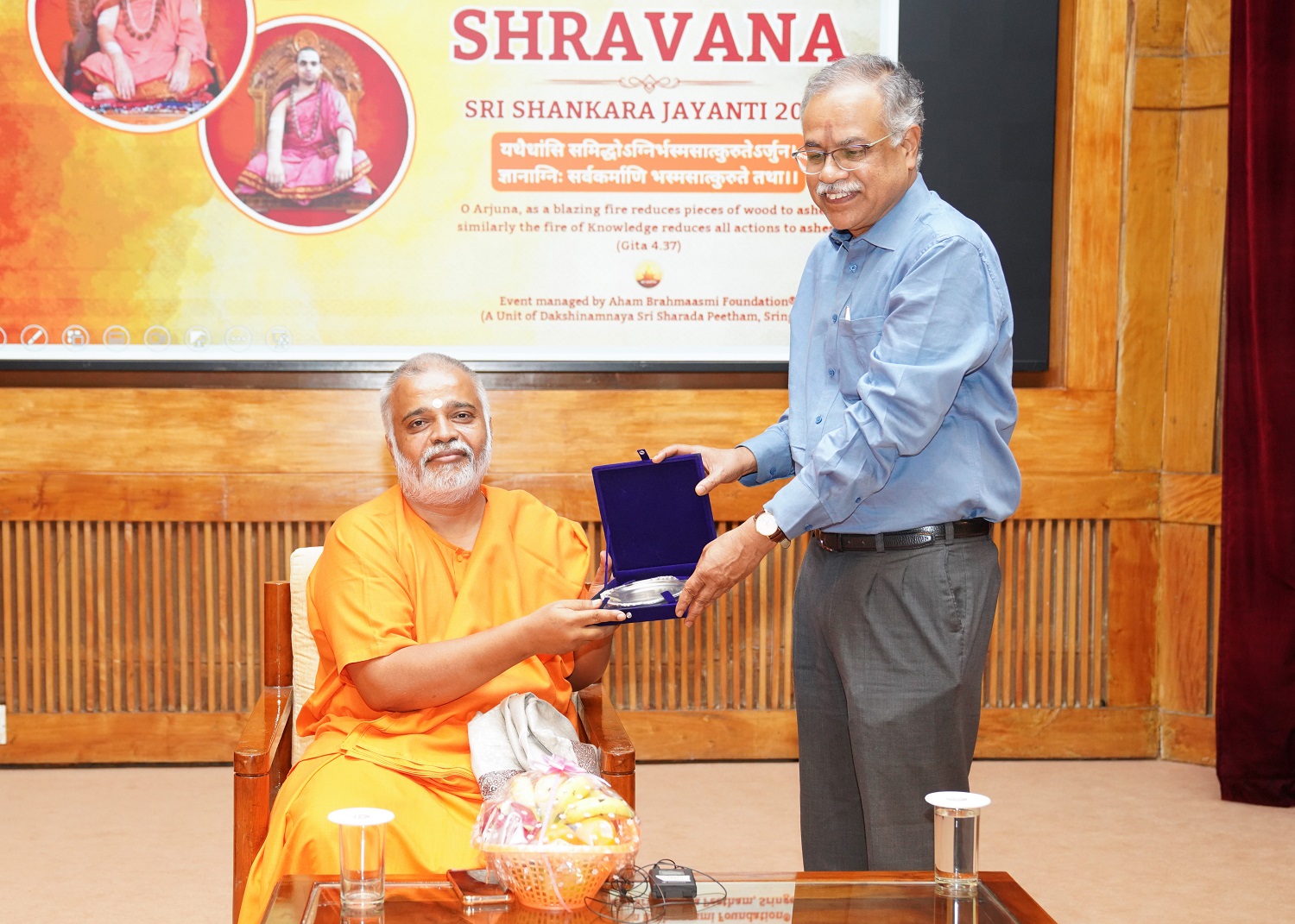 Professor M. Jayadev, Finance & Accounting Dean, Administration, IIMB, felicitated Swami Adityananda, Regional Head, Chinmaya Mission, Karnataka.