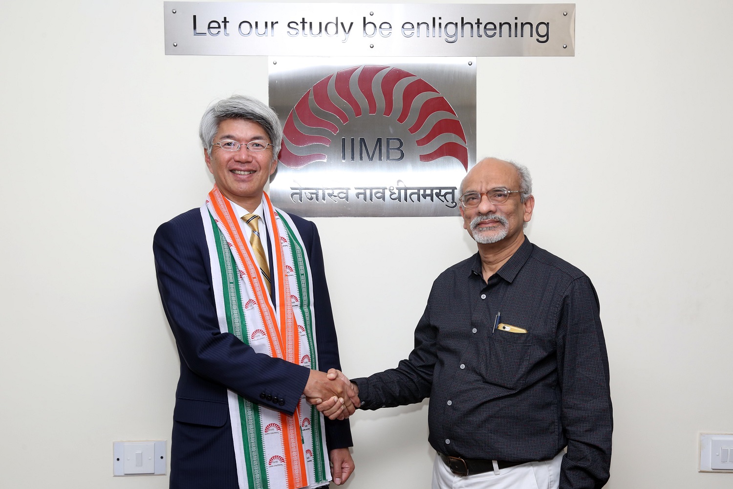 Mr. Koji Fujiwara, CEO and President, Mizuho Bank, along with Prof. G Raghuram, Director, IIMB, during his visit to IIMB and the India Japan Study Centre at IIMB, on November 06, 2019.