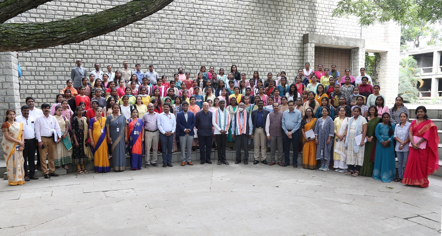 IIMB Director Prof. Rishikesha T Krishnan, Minister for Social Welfare and Backward Classes Shri Kota Srinivas Poojary and bureaucrats with the programme participants.