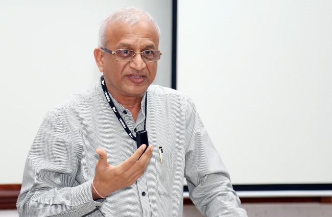 IIMB alumnus Vijay Gupta, MD, Daiei Papers, speaks at the EPGP Seminar Series on April 26.