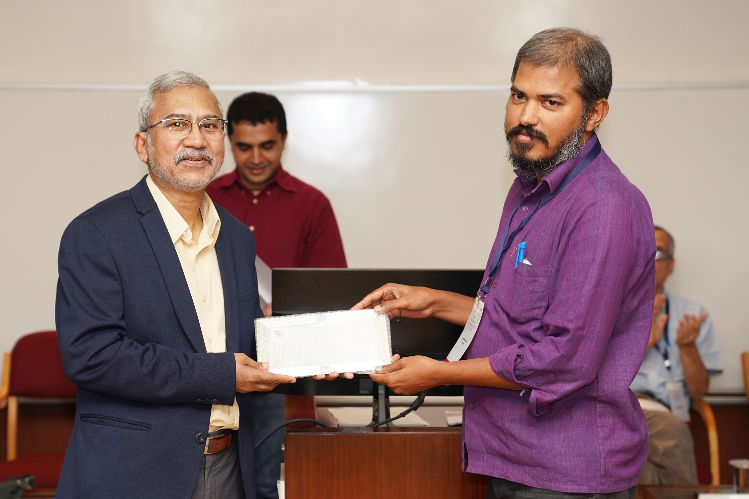 Guneshwar Anand, IIM Visakhapatnam, receives the IMRDC 2024 Best Paper Award for his paper titled, ‘Facets of the knapsack polytope from non-minimal covers’, from Professor Rahul Dé, Dean, Programmes, IIMB.