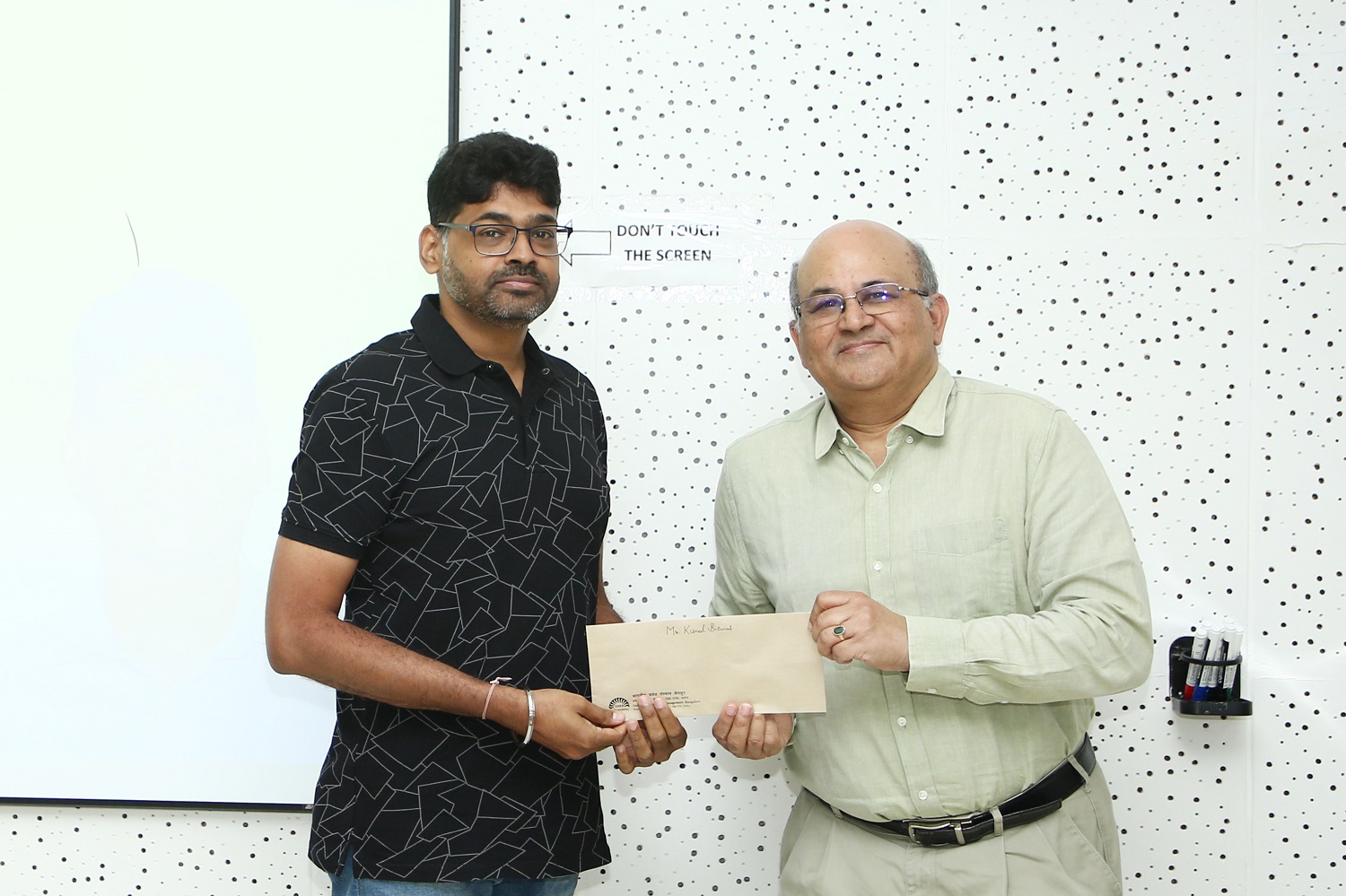 (L-R) PhD student Kunal Biswas of the Economics area received the Florintree Scholarship Award from Prof. Rishikesha T Krishnan, Professor In-charge, New Campus, IIMB.