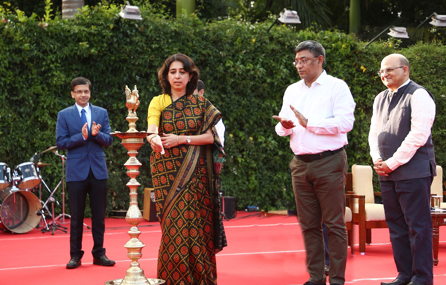 Ms Rashmi Mohanty, Chief Financial Officer, SBI Cards and IIMB alumna (PGP 1995) inaugurates the event as Prof. Sourav Mukherji, Dean, Alumni Relations & Development, Prof. R Srinivasan, Chairperson, PGP & PGPBA, and Prof. Rishikesha T Krishnan, Director, IIMB, look on.