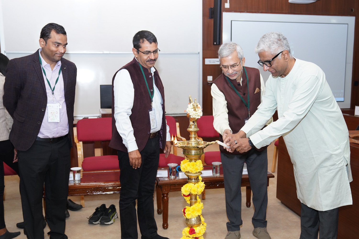 (L-R): Ceremonial lamp lighting by Prof. Mayank Kumar, Chairperson, CSITM, IIMB; Prof. Sujeet K. Sharma, President, AIS India Chapter and Dean (Research), IIM Nagpur; Prof. Rahul Dé , Former Faculty, Information Systems area, IIM Bangalore, and Founder & CEO, Memoric AI; and Prof. Shankar Venkatagiri, Information Systems area, IIM Bangalore, marking the inauguration of the two-day workshop ‘Scholarship in the AI Age’ hosted by CSITM, IIMB.