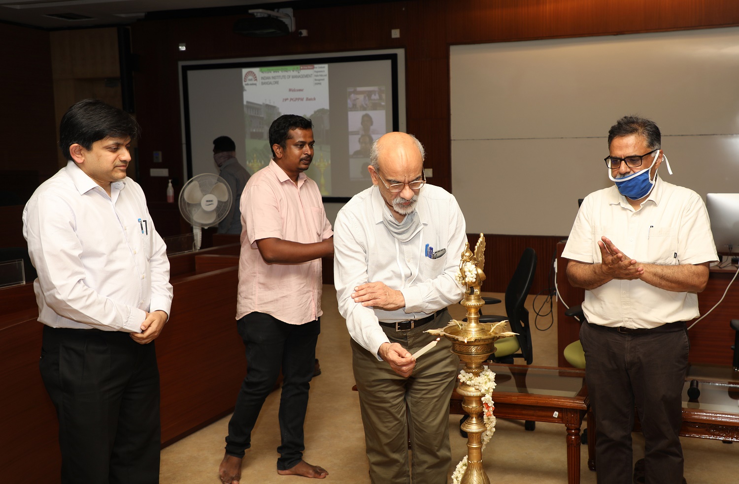 Prof. G. Raghuram, Director, IIMB, lights the ceremonial lamp to inaugurate the 19th batch of the PGPPM at IIMB.