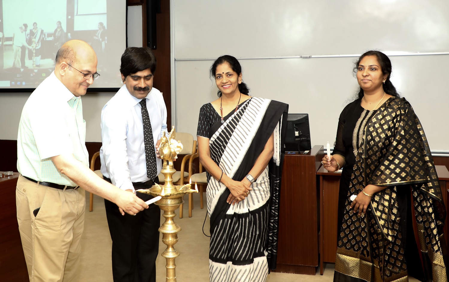 Prof. Rishikesha T Krishnan, Director, IIMB, and Prof. U Dinesh Kumar, Programme Director, Artificial Intelligence for Managers programme, inaugurate the programme, ‘Artificial Intelligence for Managers’, on April 22, 2022.