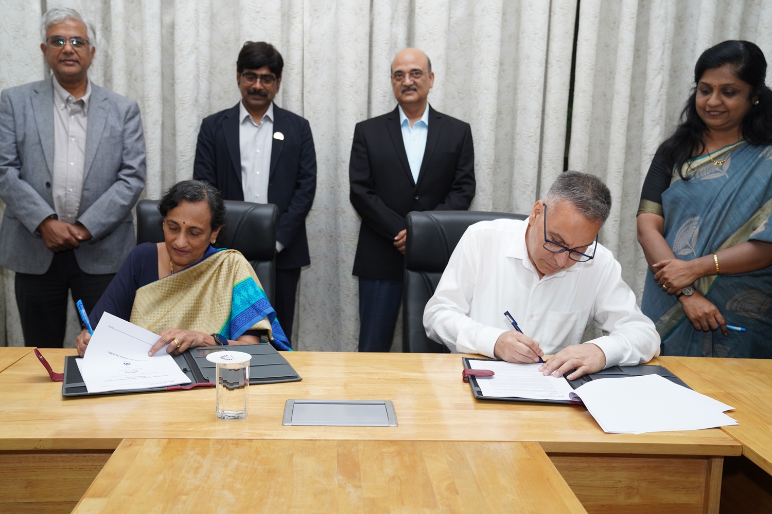 Prof. Padmini Srinivasan, Chairperson, Executive Education Programmes, IIMB, and Shri Sanjay Dhar, Acting ED (HR-L&D), MTI/SAIL, formally signed a 2-year Agreement for delivering Executive Education Programmes (Open and Custom).
