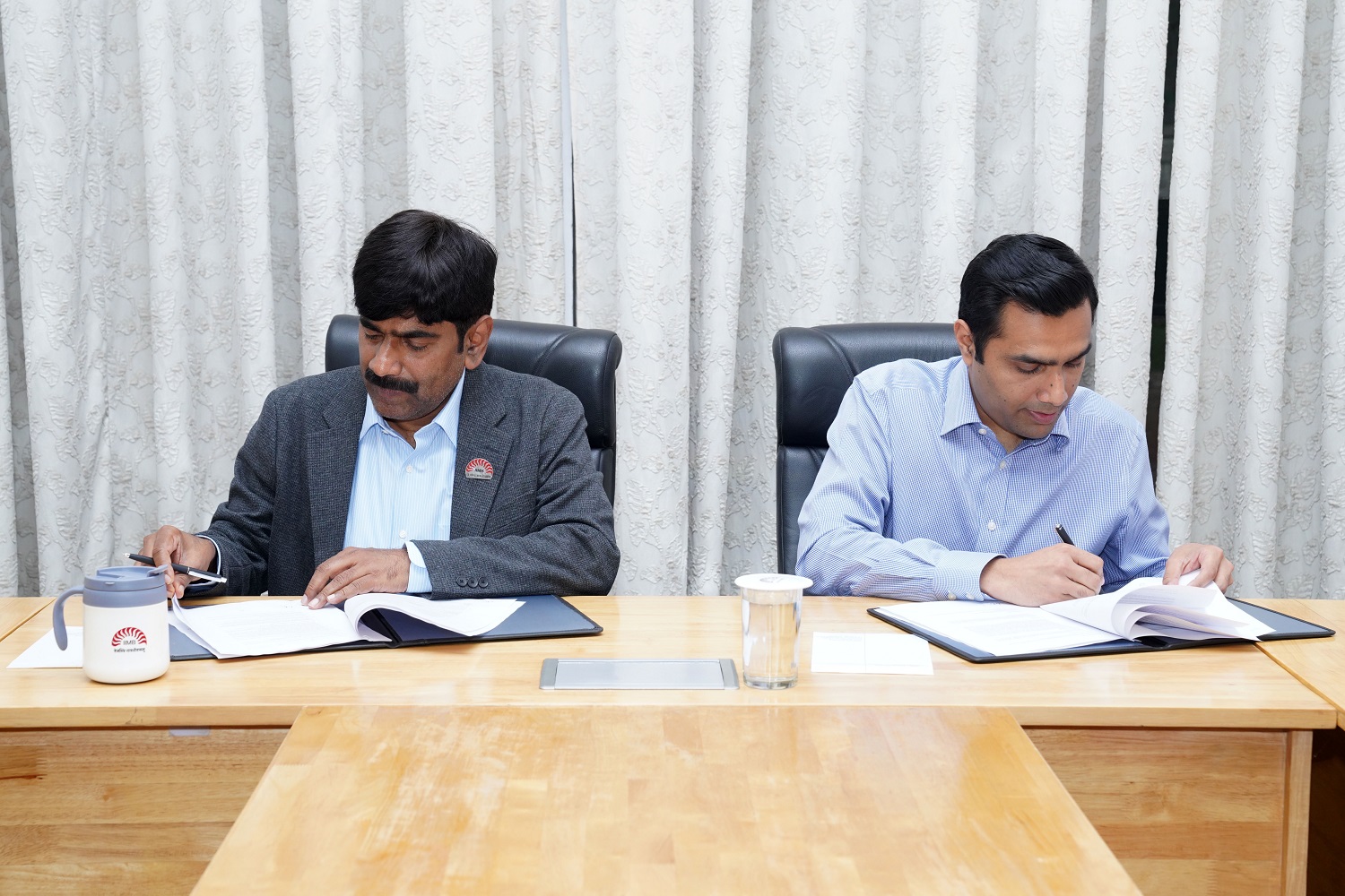 (L-R) Prof. U Dinesh Kumar, Director In-charge, IIM Bangalore, and Mr. Karan Adani, Managing Director, Adani Ports and SEZ Ltd., signed the MoU to launch the Adani Accelerated Leadership Program (AALP) Scholarship at IIMB on 30 September 2025.