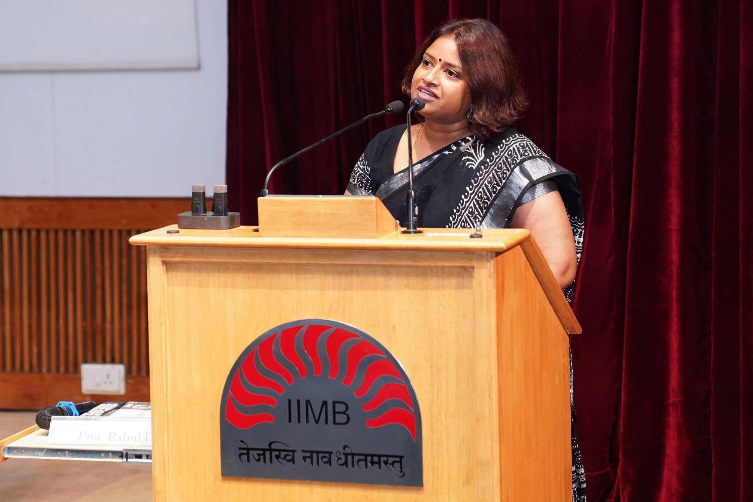 Chief Guests Mekhala Govinda, Services Director,  Dassault Systemes, delivers the special address, highlighting her own IIMB journey. 