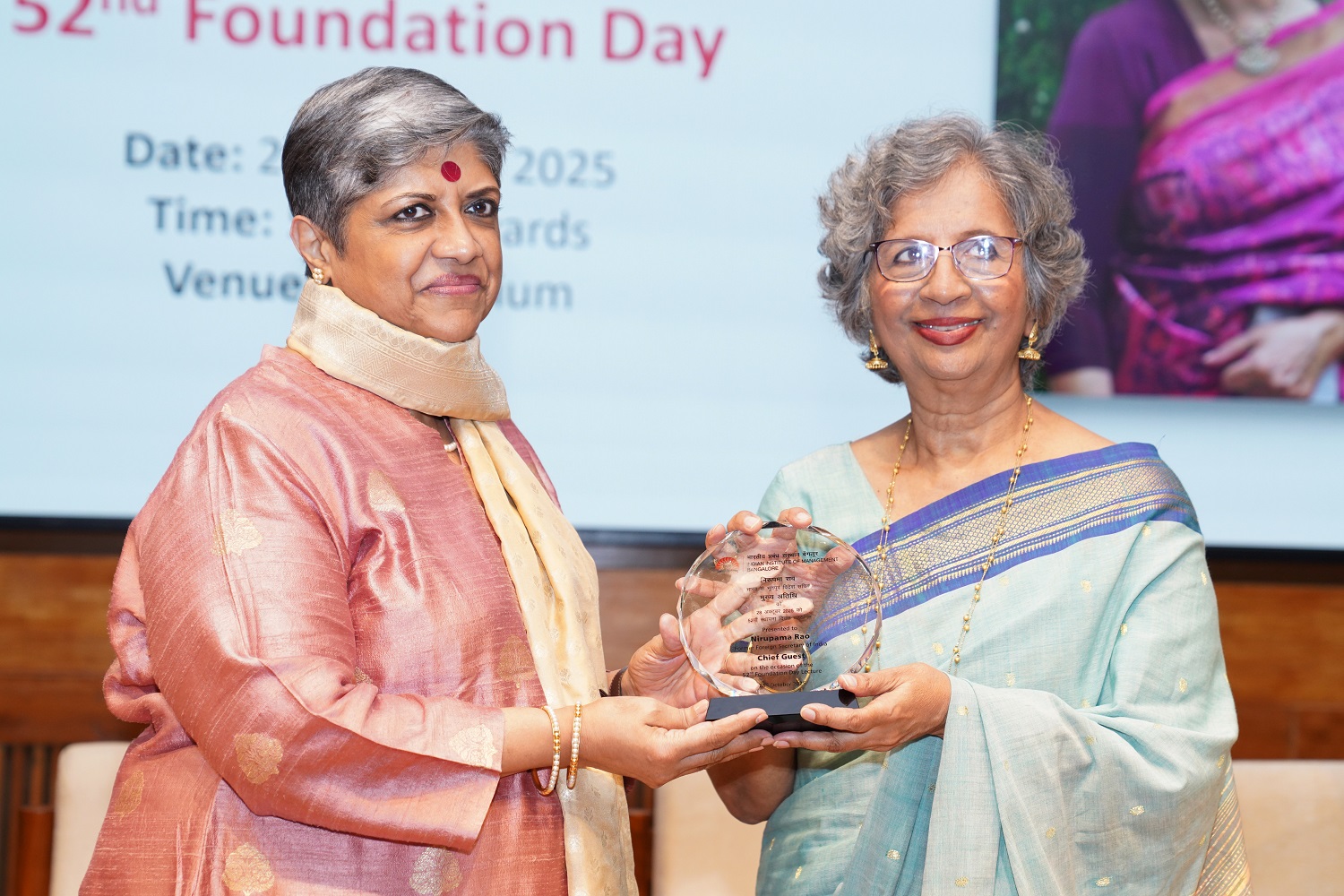 Prof. Malavika R. Harita, Founder & CEO, Brand Circle, and Member, IIMB Board of Governors, offers a memento to Nirupama Rao, former Foreign Secretary of India.