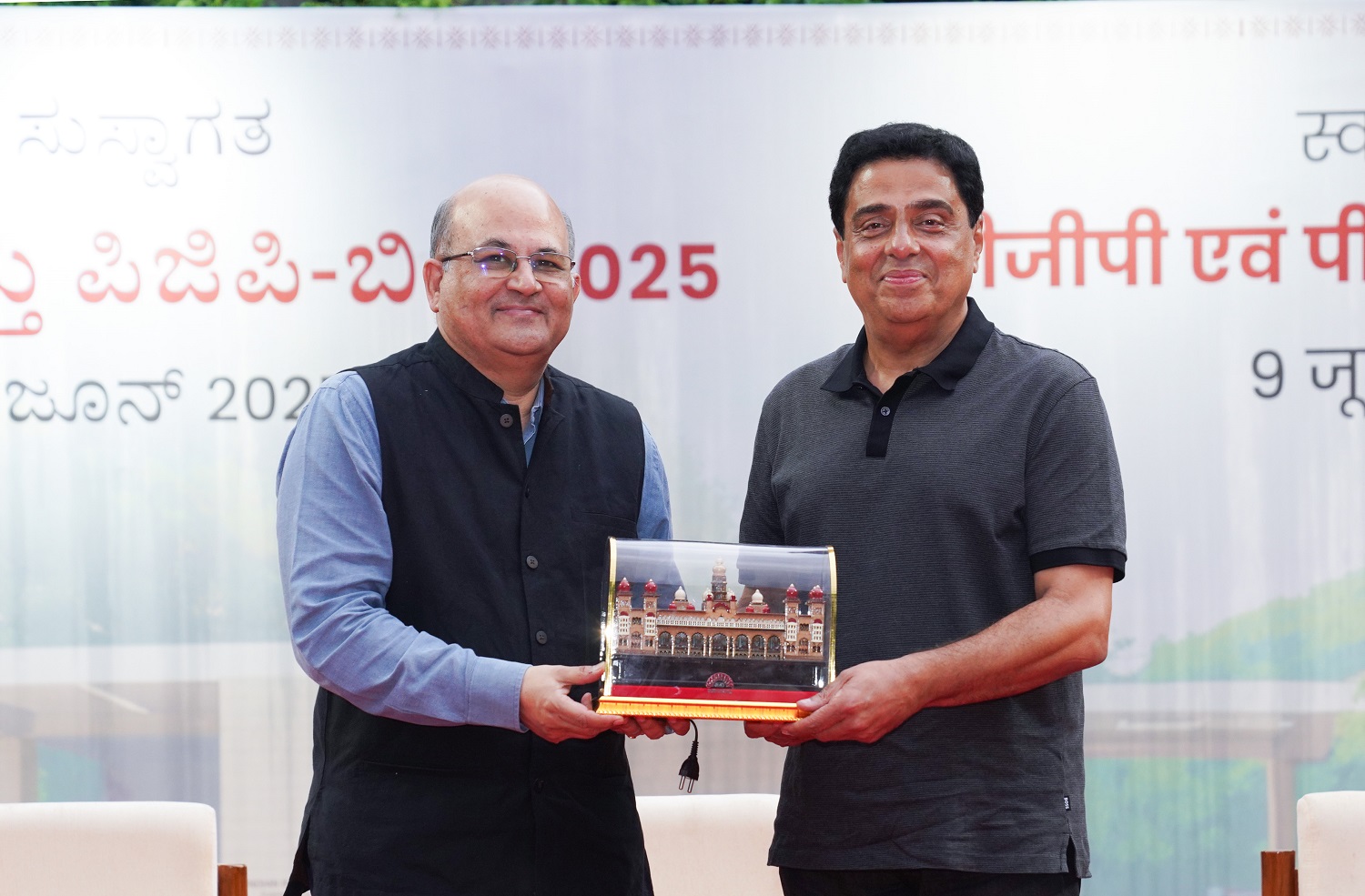 Prof. Rishikesha T. Krishnan, Director, IIMB, presents the momento to Chief Guest Ronnie Screwvala, entrepreneur, investor, and film producer.