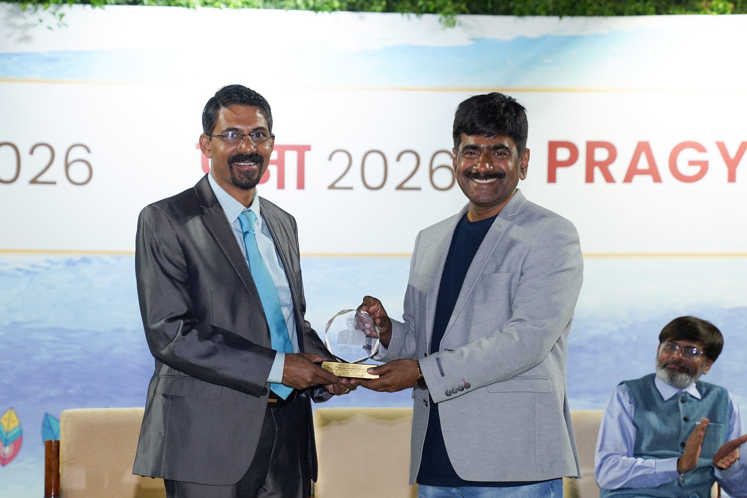 Prof. U Dinesh Kumar, Director In-charge, IIM Bangalore, felicitates Prof. Jitamitra Desai for his inspiring talk during Pragya 2026. He also felicitated Prof. Shubha Patvardhan and Prof. Apurva Sanaria.