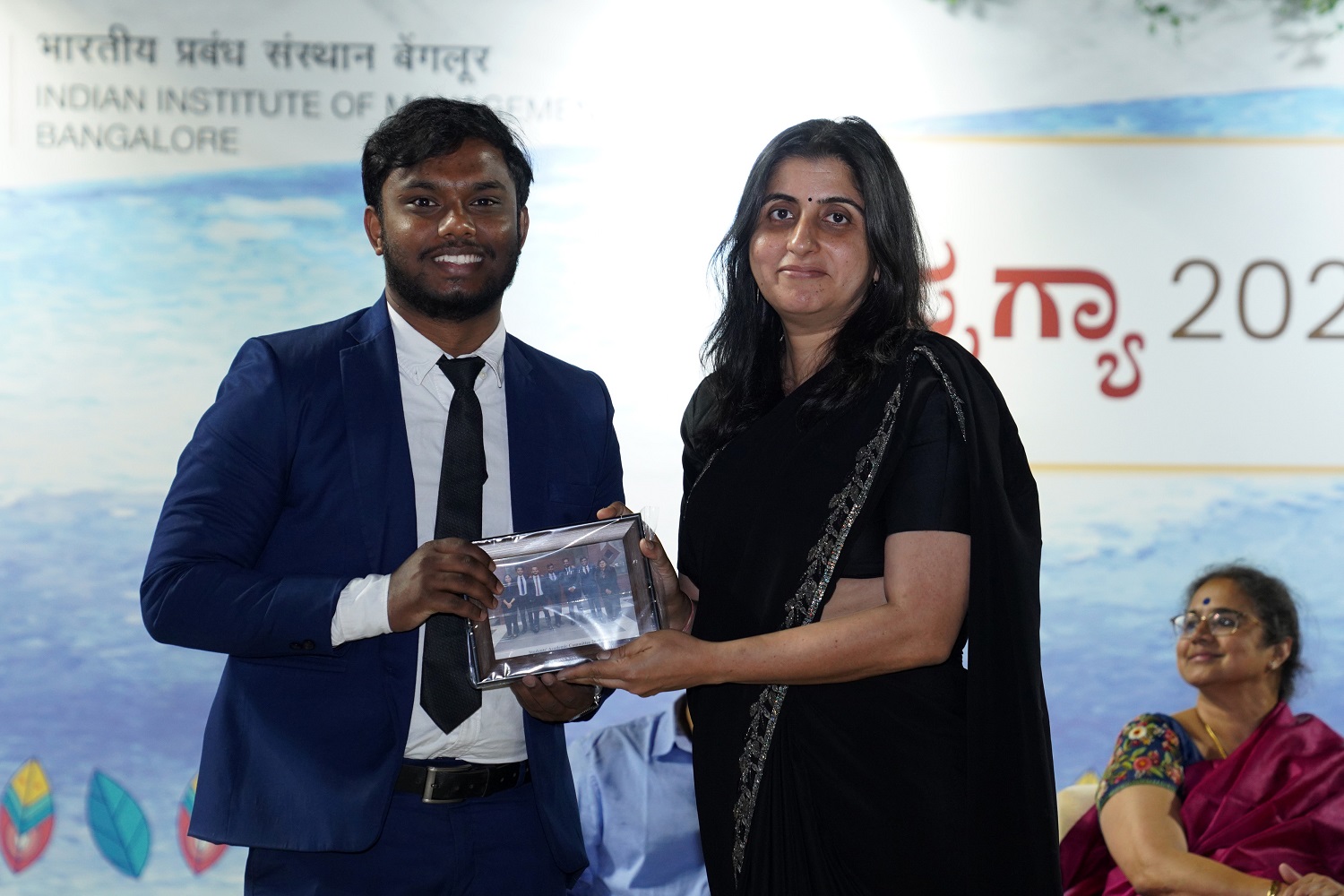 Prof. Manaswini Bhalla, Chairperson, Post Graduate Programme in Management and PGP in Business Analytics, and faculty of the Economics area, felicitates the Students’ Academic Committee members.