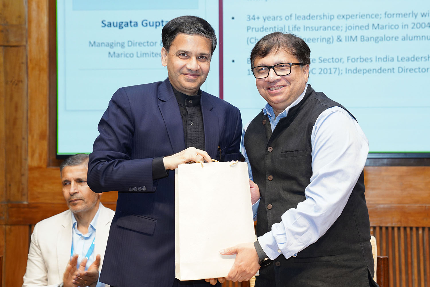 Prof. Sourav Mukherji, Dean, Faculty and faculty of the Organizational Behavior & Human Resources Management area of IIMB, felicitates Saugata Gupta after his talk.