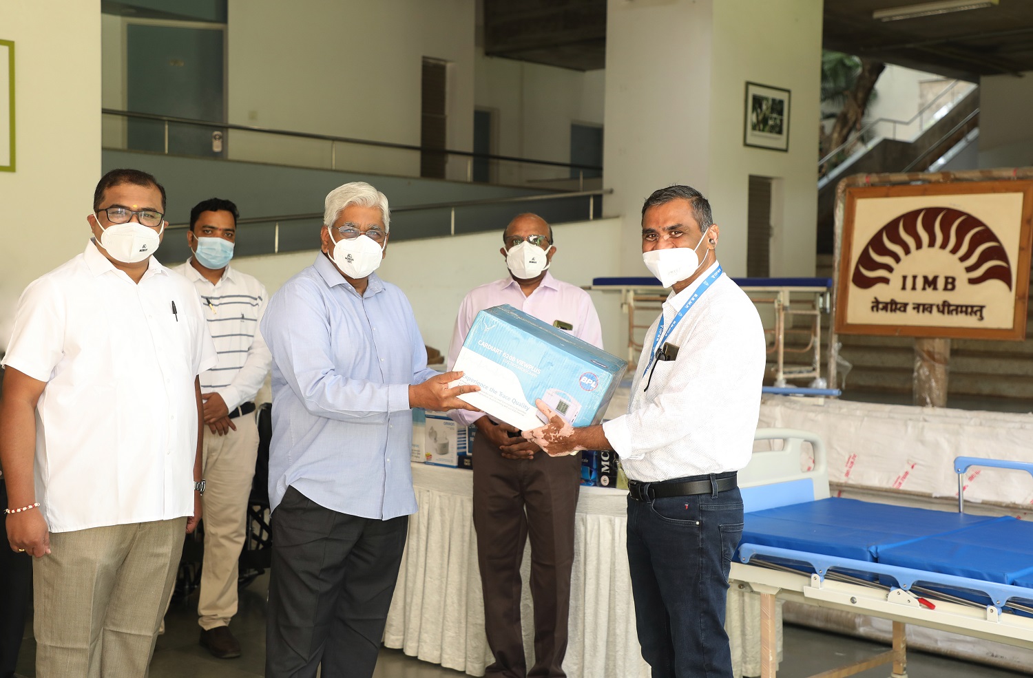 Professor Rajendra K Bandi, Dean (Administration), IIMB, hands over medical supplies to Dr Krishnappa B K, Senior Medical Officer, Kodichikkanahalli PHC, as part of the Institute’s CSR activity, on January 20, 2022. (L-R) Dr. Ravikumar K R, Resident Medical Officer, IIMB; Manjunatha K G, Nurse, Health Centre, IIMB; Prof. Rajendra K Bandi; Col. (Retd.) S D Aravendan, Chief Administrative Officer, IIMB, and Dr Krishnappa B K.