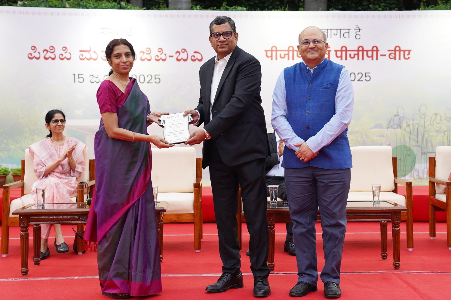 (R -L) Prof. Rishikesha T Krishnan, Director, IIMB and Mr. Ganeshan Ramachandran, Managing Director with Accenture’s Global Capability Network, presented the Distinguished Alumni Award 2025 to Dr. Sandhya Shekhar.