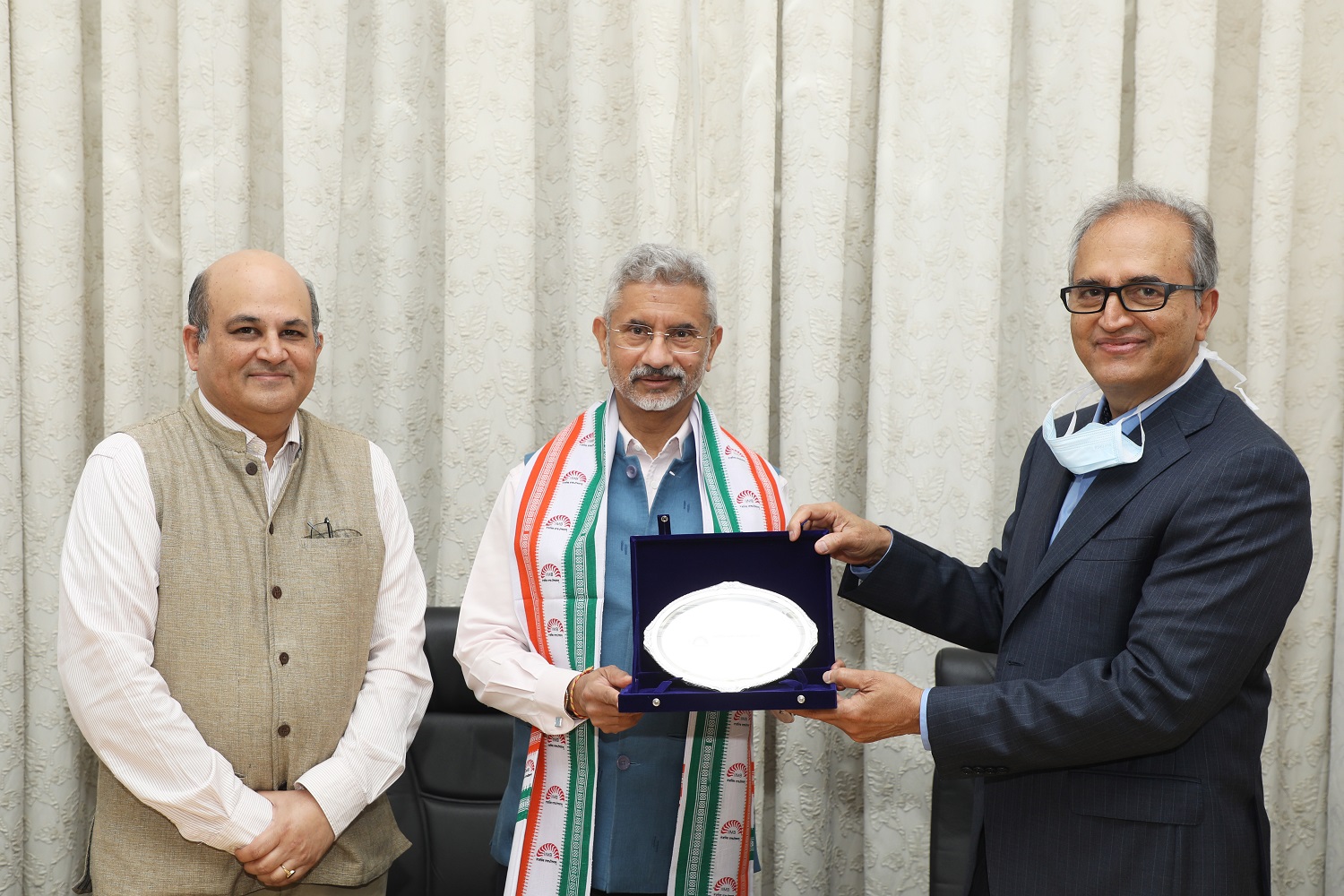 Dr. Devi Prasad Shetty, Chairperson, Board of Governors, IIM Bangalore, and Chairman, Narayana Group of Hospitals, Bengaluru, presents a memento to the External Affairs Minister, Dr. S. Jaishankar, during the latter’s visit to the IIMB campus on June 10, 2022. IIMB Director Professor Rishikesha T Krishnan looks on.
