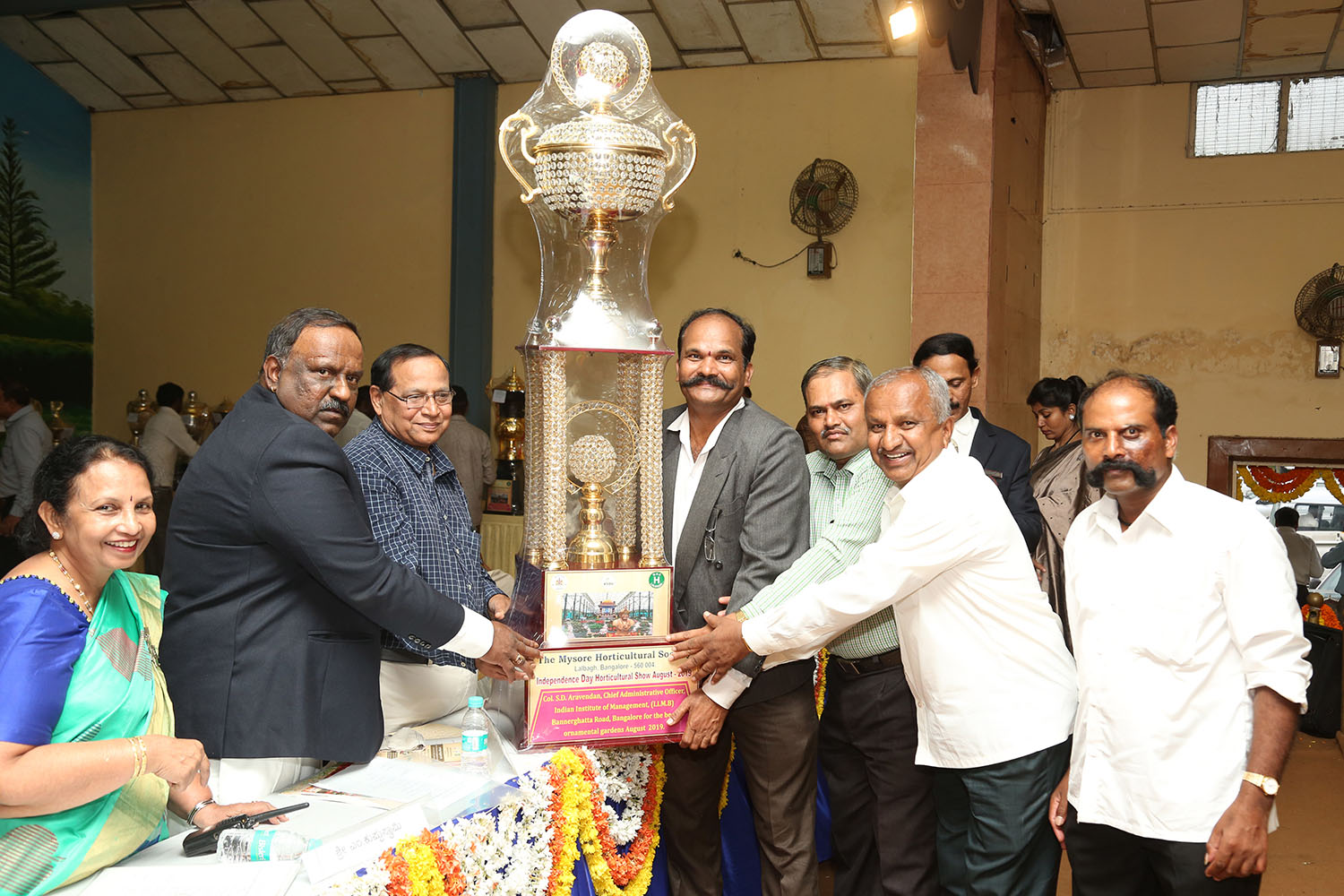 The IIMB Horticulture team receives the First prize for the Best Ornamental Garden award from Suresh Moona, eminent historian, and the Mysore Horticulture Society, Lalbagh, on the eve of Independence Day.