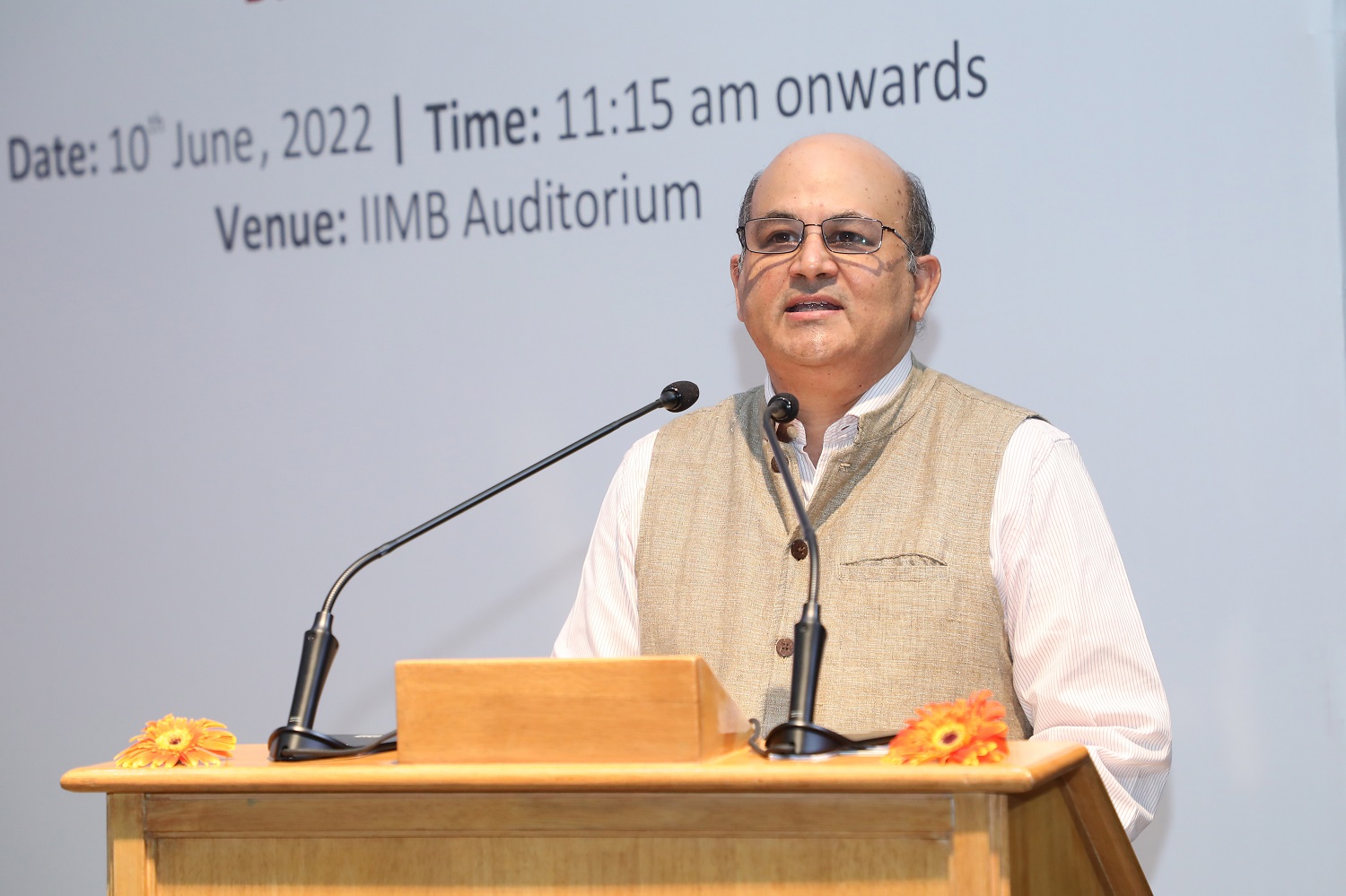 Professor Rishikesha T Krishnan, Director, IIMB, welcomes Dr S Jaishankar.