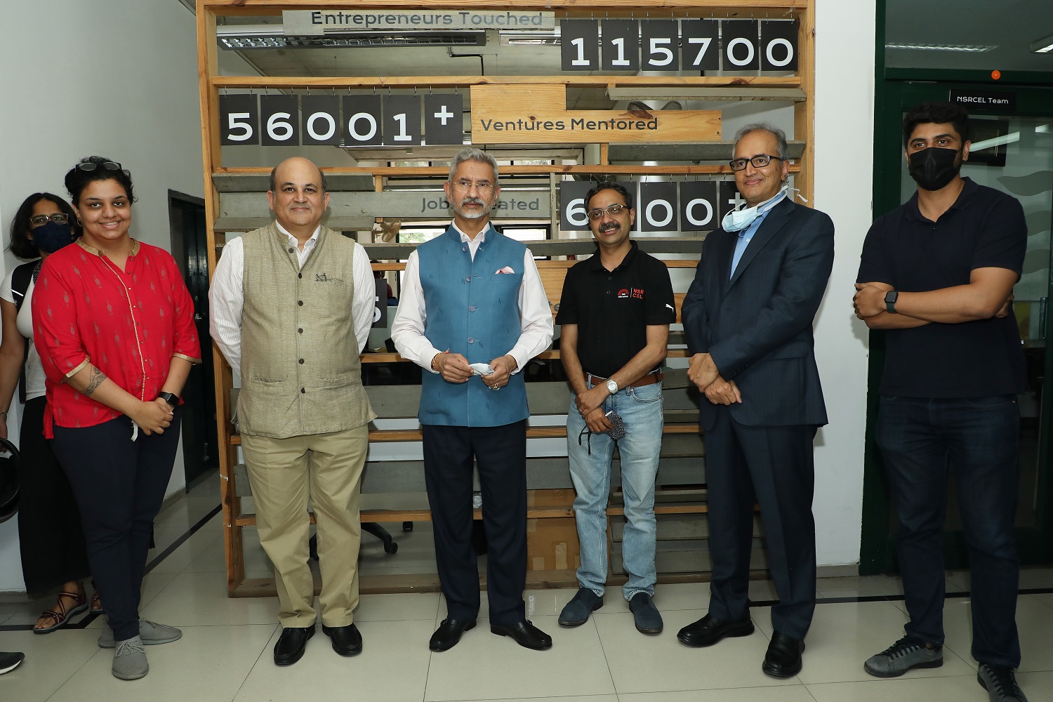 External Affairs Minister Dr. S. Jaishankar, IIMB Director Professor Rishikesha T Krishnan, Dr. Devi Prasad Shetty, Chairperson, Board of Governors, IIMB, at NSRCEL – the centre of excellence for innovation and entrepreneurial learning at IIMB.