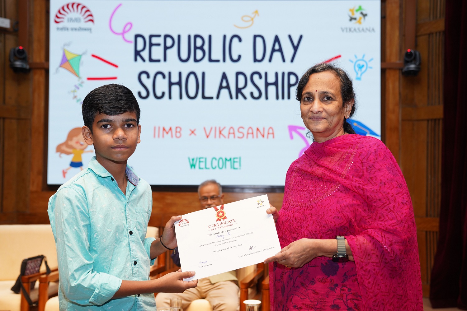 Prof. Padmini Srinivasan, Chairperson, Executive Education Programmes and the Centre for Corporate Governance and Sustainability, presenting the scholarship certificate to a student.
