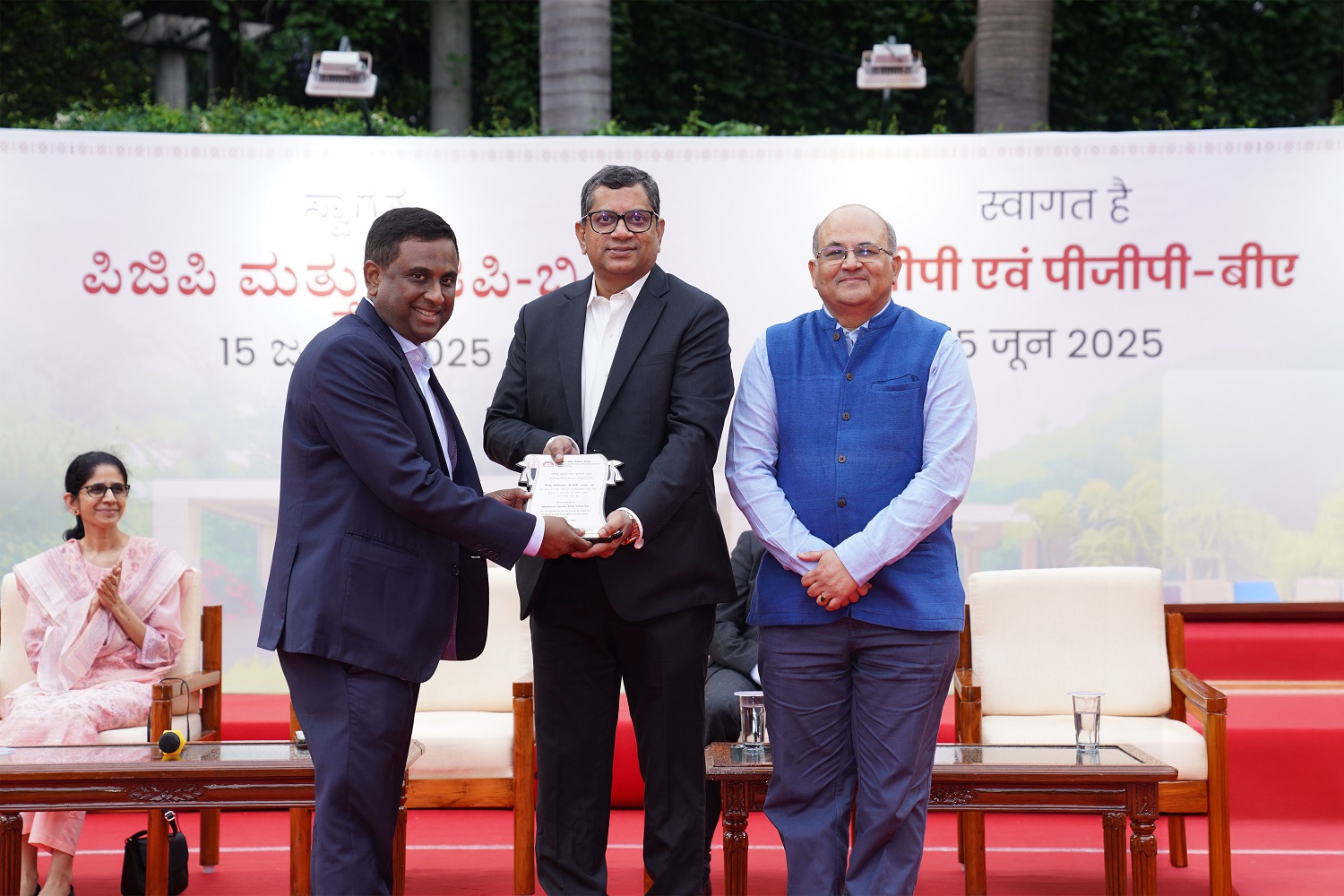 (R -L) Prof. Rishikesha T Krishnan, Director, IIMB and Mr. Ganeshan Ramachandran, Managing Director with Accenture’s Global Capability Network, presented the Distinguished Alumni Award 2025 to Mathew Cyriac.