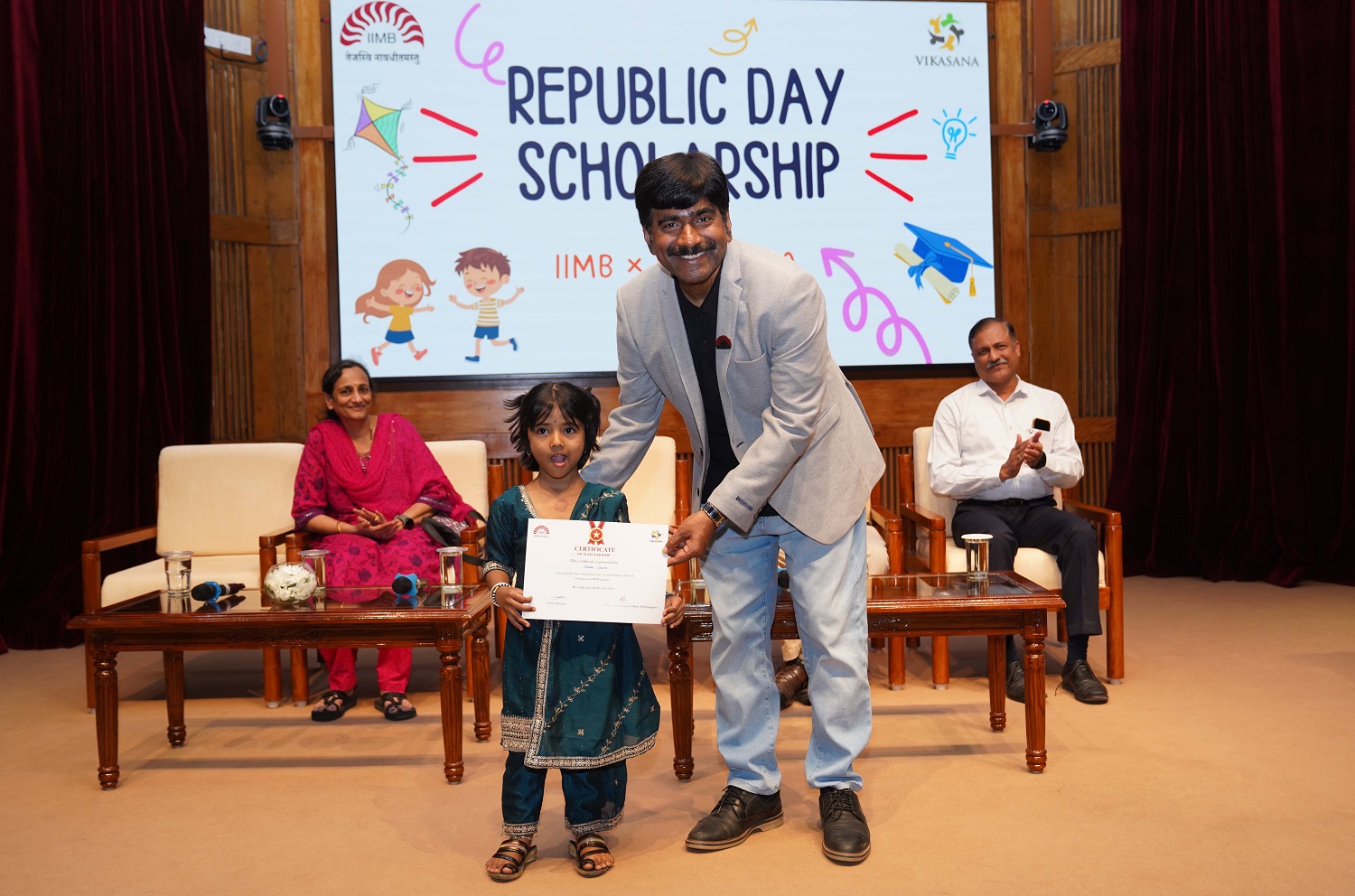 Prof. Dinesh Kumar, Director In-charge, IIM Bangalore, presenting the scholarship in the Nursery category.
