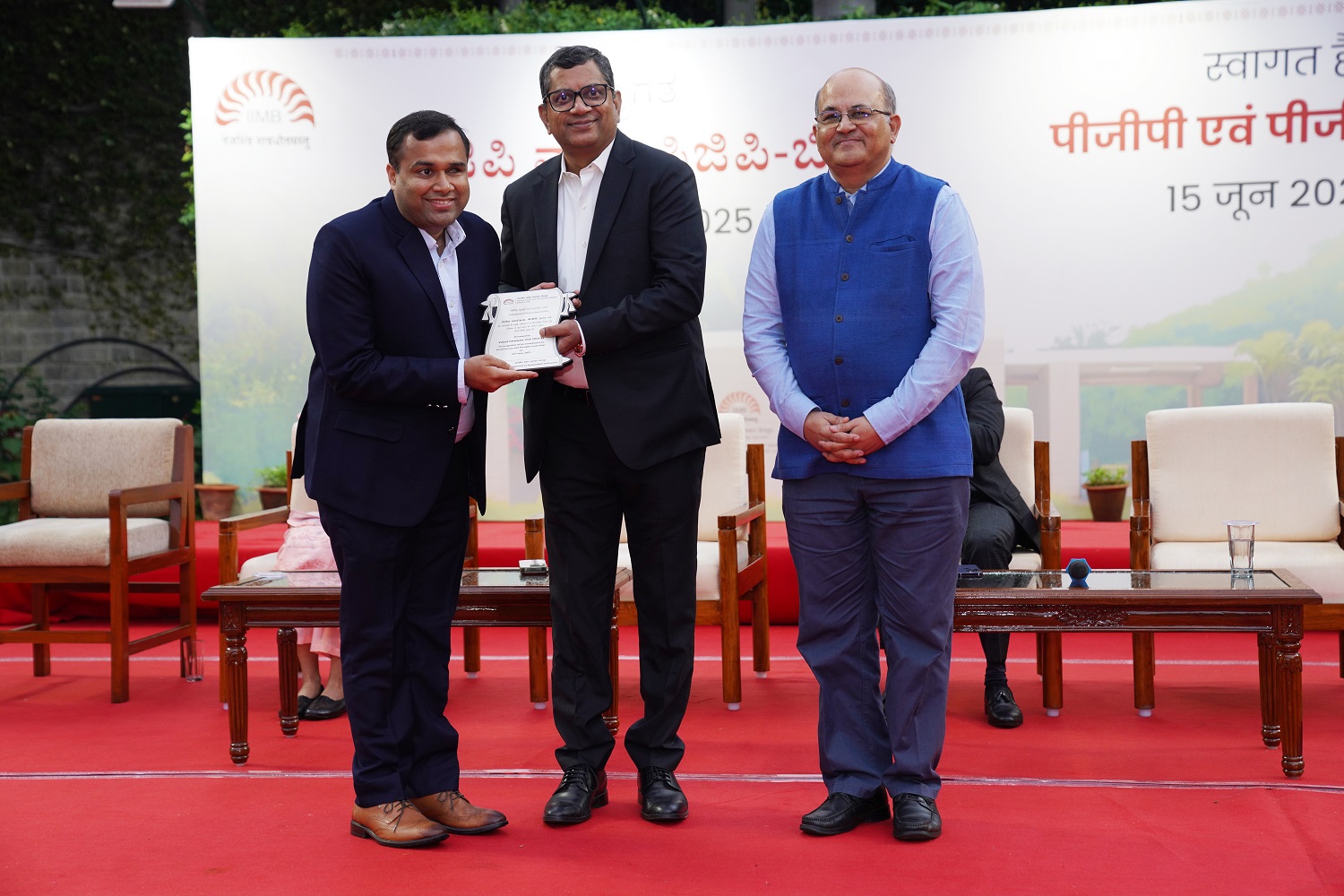 (R -L) Prof. Rishikesha T Krishnan, Director, IIMB and Mr. Ganeshan Ramachandran, Managing Director with Accenture’s Global Capability Network, presented the Distinguished Alumni Award 2025 to Vineet Saraiwala.
